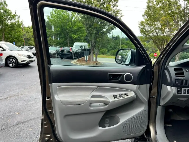 2011-toyota-tacoma-prerunner-for-sale-15