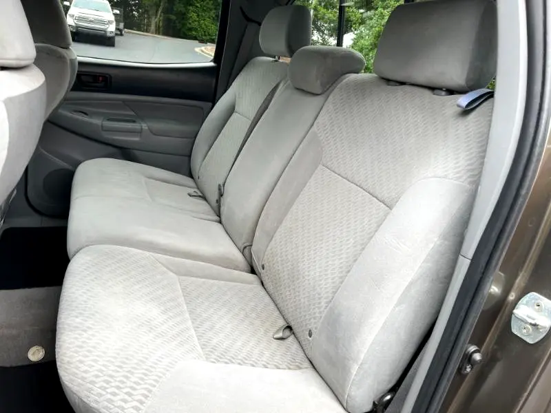 2011-toyota-tacoma-prerunner-for-sale-21