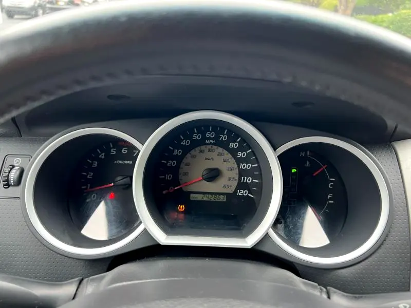 2011-toyota-tacoma-prerunner-for-sale-28