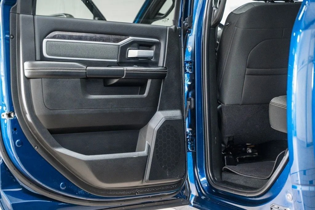 2023-ram-3500-big-horn (9)