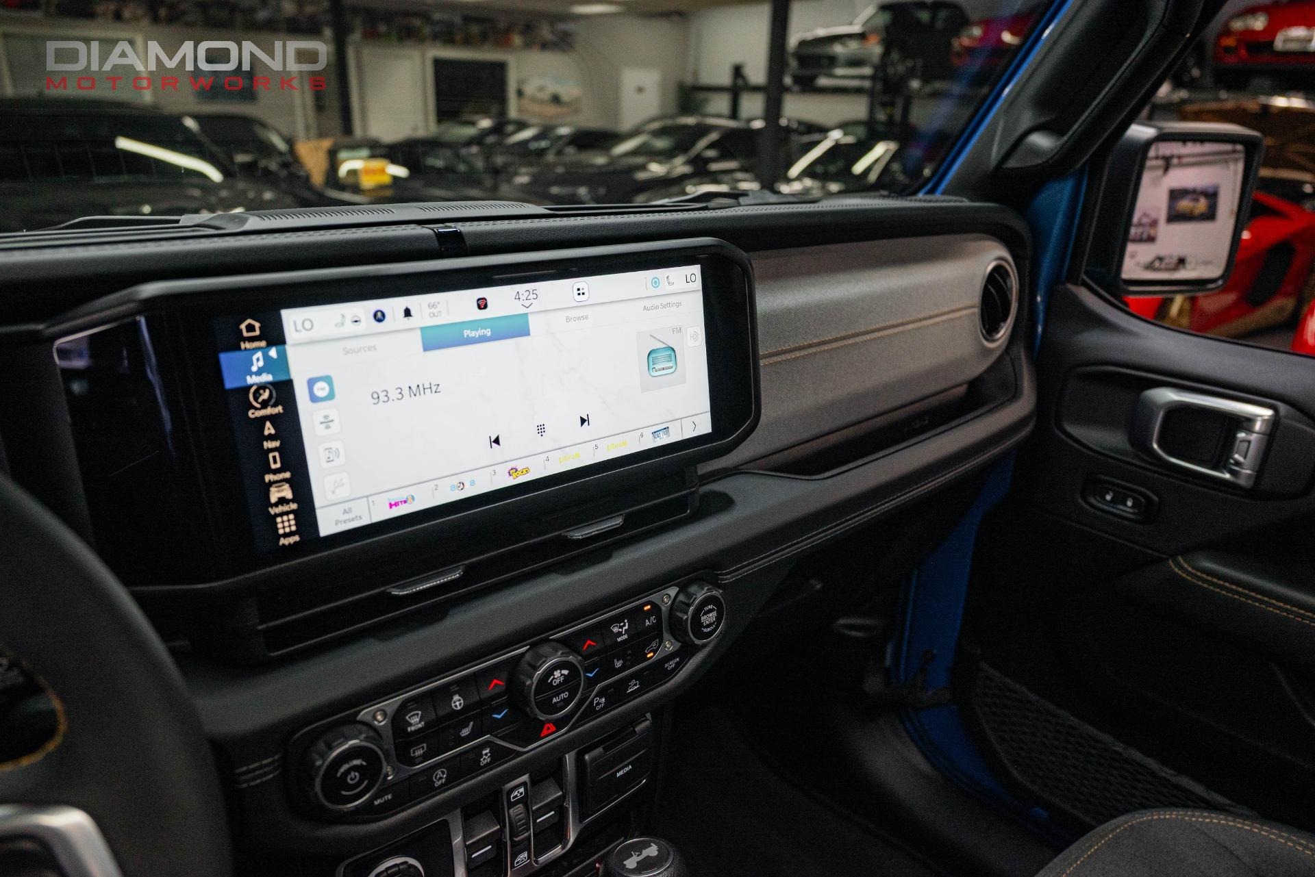 2024-jeep-wrangler-sahara-4x4 (48)