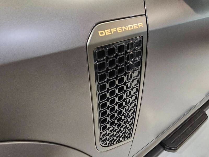 2025 Land Rover Defender 110 P635 OCTA (1)