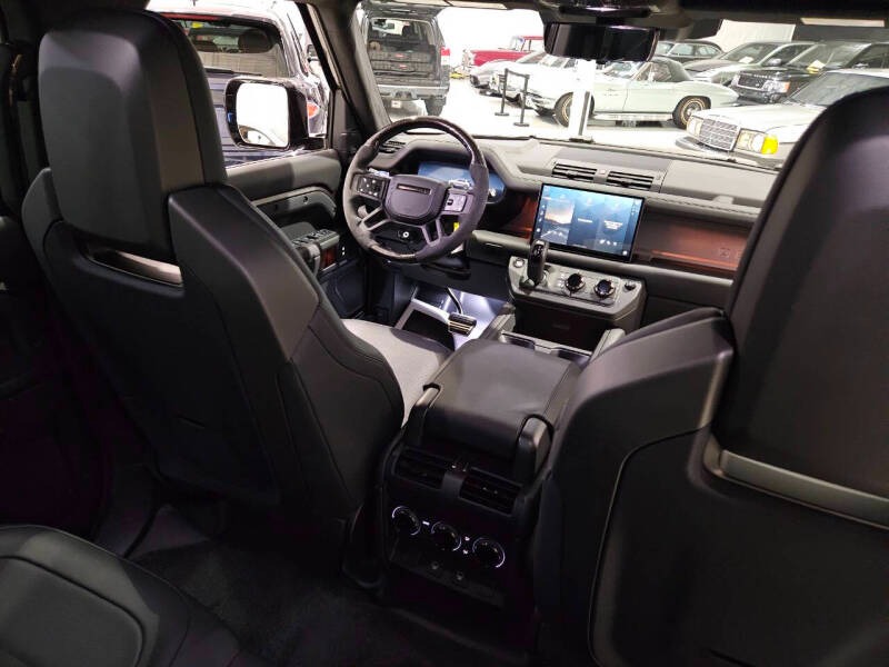 2025 Land Rover Defender 110 P635 OCTA (101)
