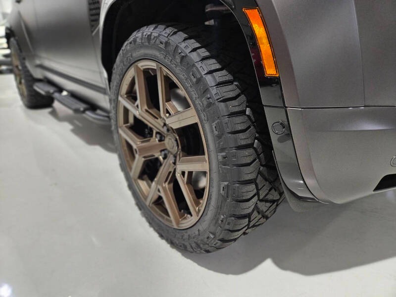 2025 Land Rover Defender 110 P635 OCTA (105)