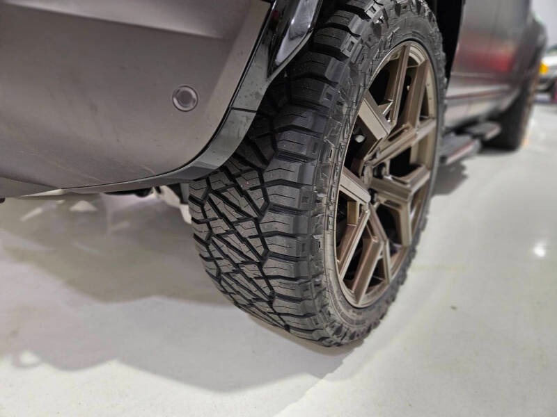 2025 Land Rover Defender 110 P635 OCTA (106)