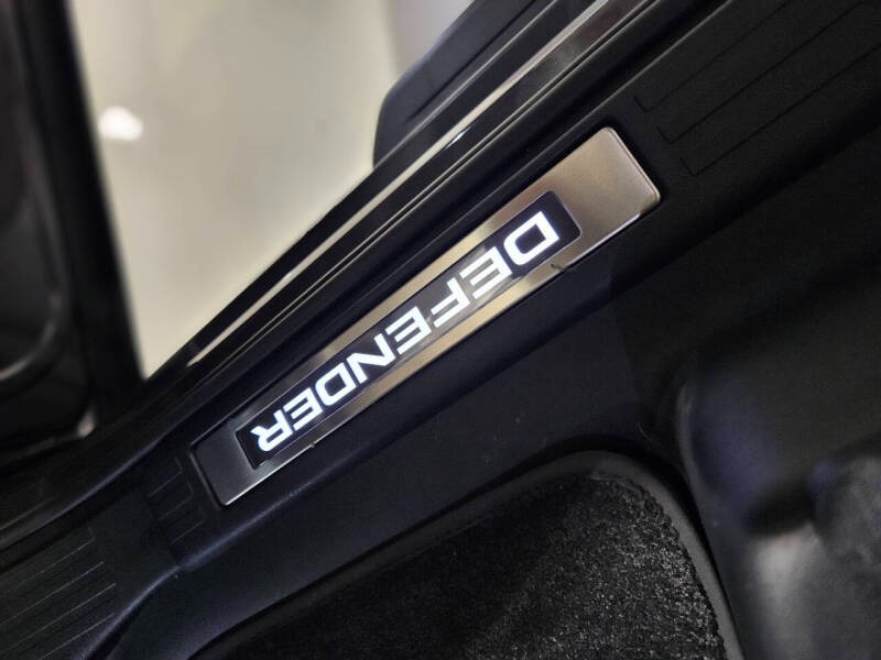 2025 Land Rover Defender 110 P635 OCTA (109)