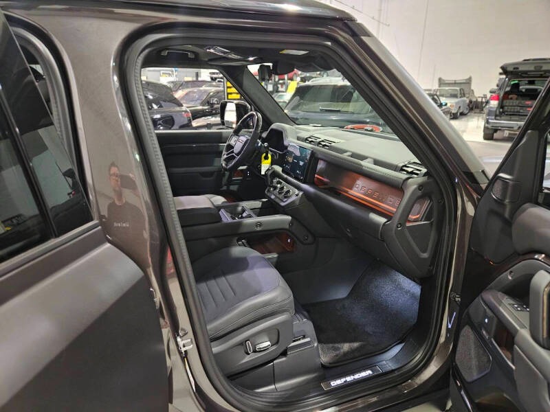 2025 Land Rover Defender 110 P635 OCTA (114)