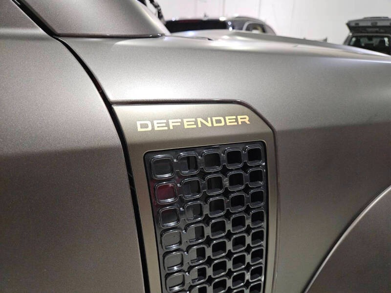 2025 Land Rover Defender 110 P635 OCTA (140)