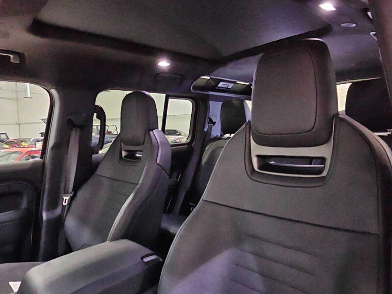 2025 Land Rover Defender 110 P635 OCTA (23)