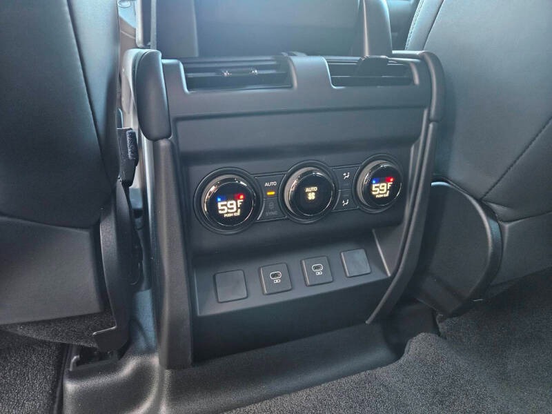 2025 Land Rover Defender 110 P635 OCTA (24)