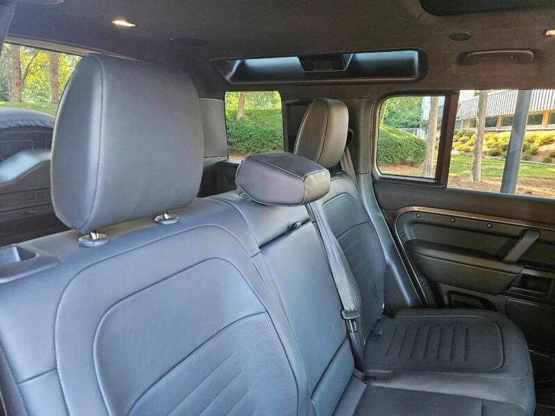 2025 Land Rover Defender 110 P635 OCTA (32)