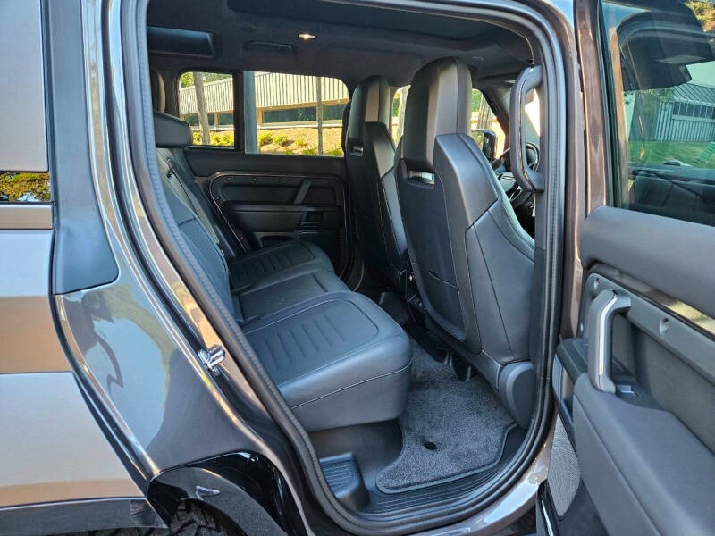 2025 Land Rover Defender 110 P635 OCTA (34)