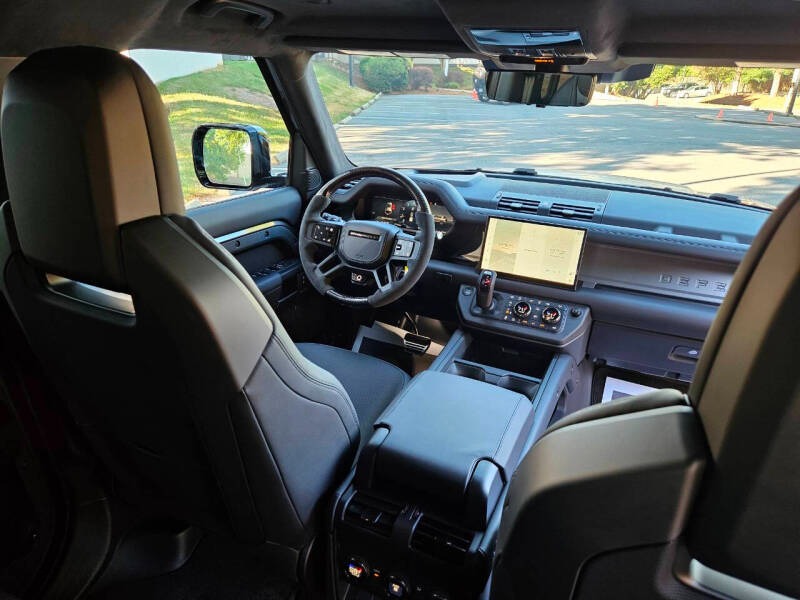 2025 Land Rover Defender 110 P635 OCTA (36)