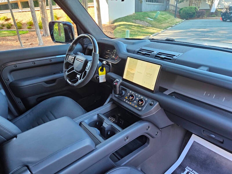 2025 Land Rover Defender 110 P635 OCTA (40)