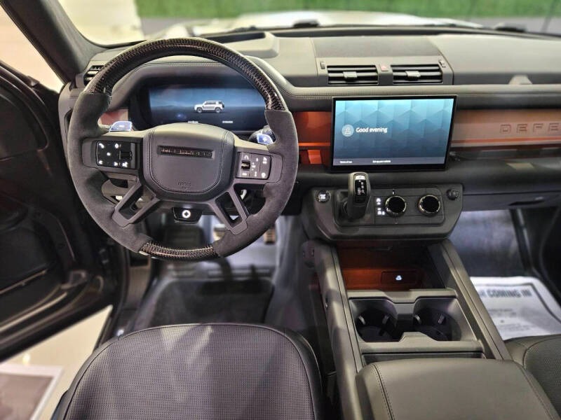 2025 Land Rover Defender 110 P635 OCTA (72)