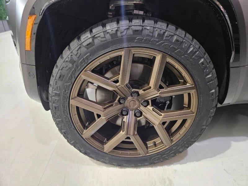 2025 Land Rover Defender 110 P635 OCTA (83)