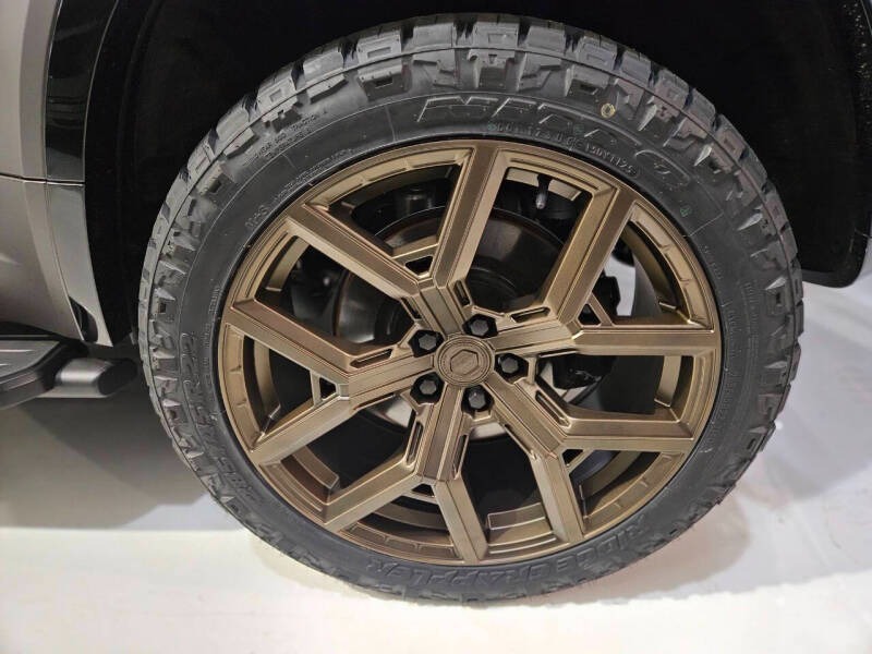 2025 Land Rover Defender 110 P635 OCTA (87)