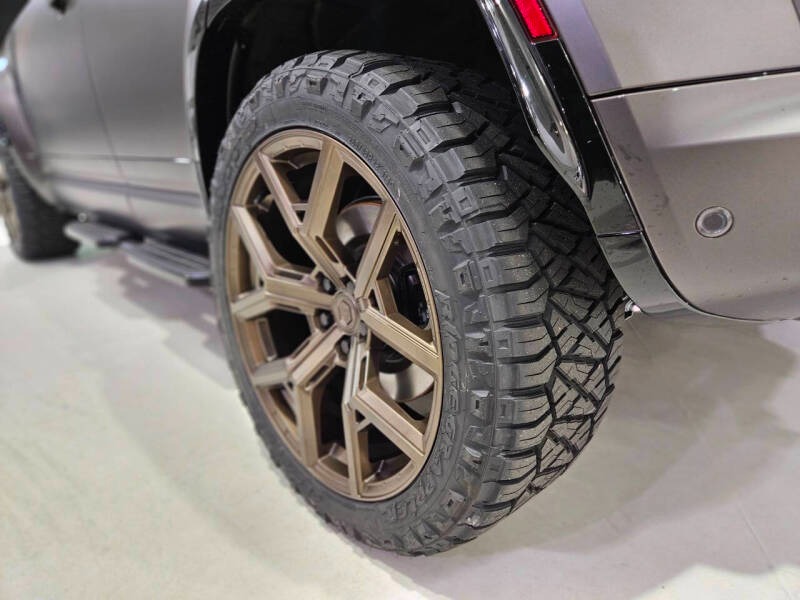 2025 Land Rover Defender 110 P635 OCTA (92)