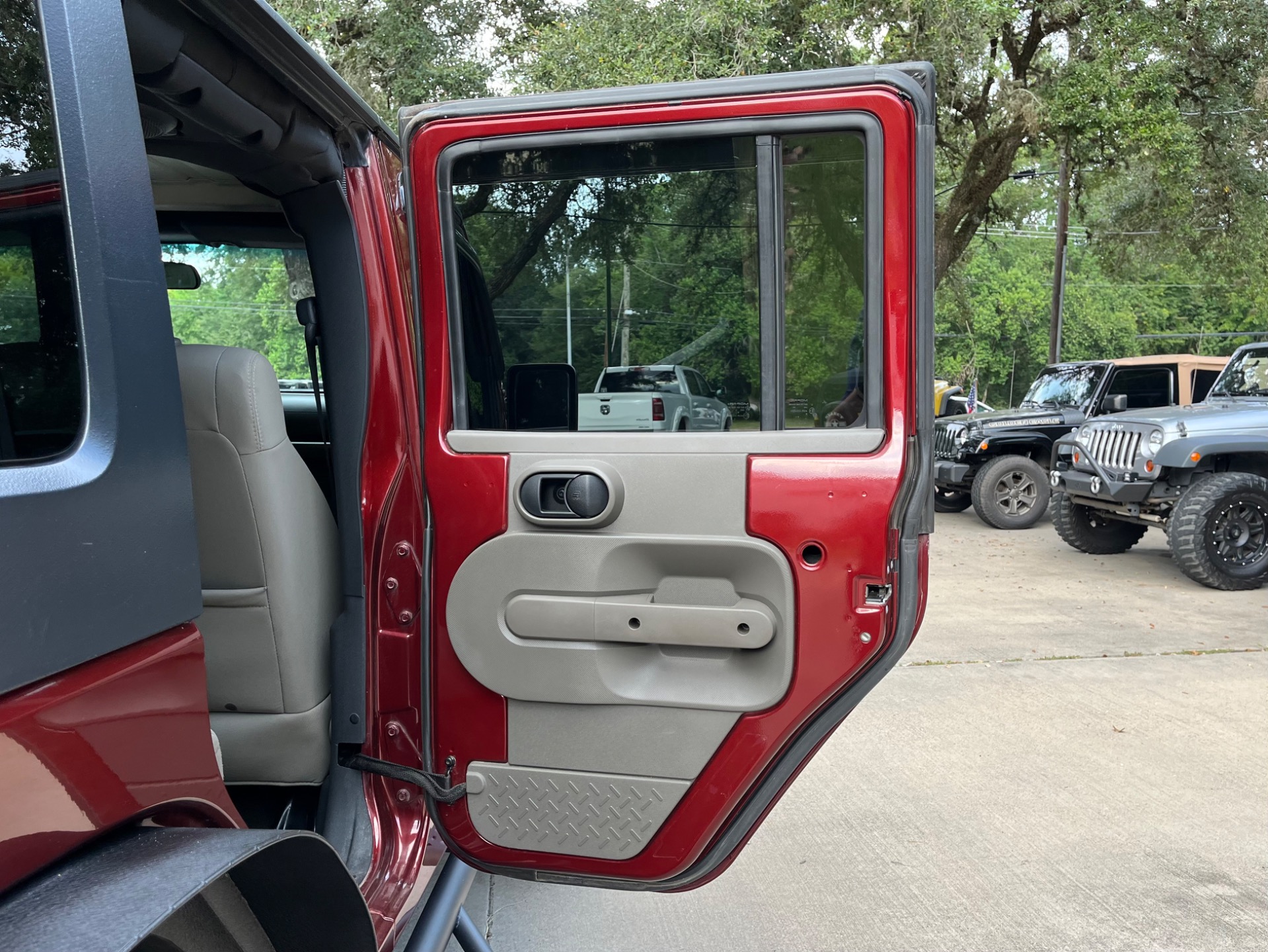 Used-2010-Jeep-Wrangler-Unlimited-Sport (28)