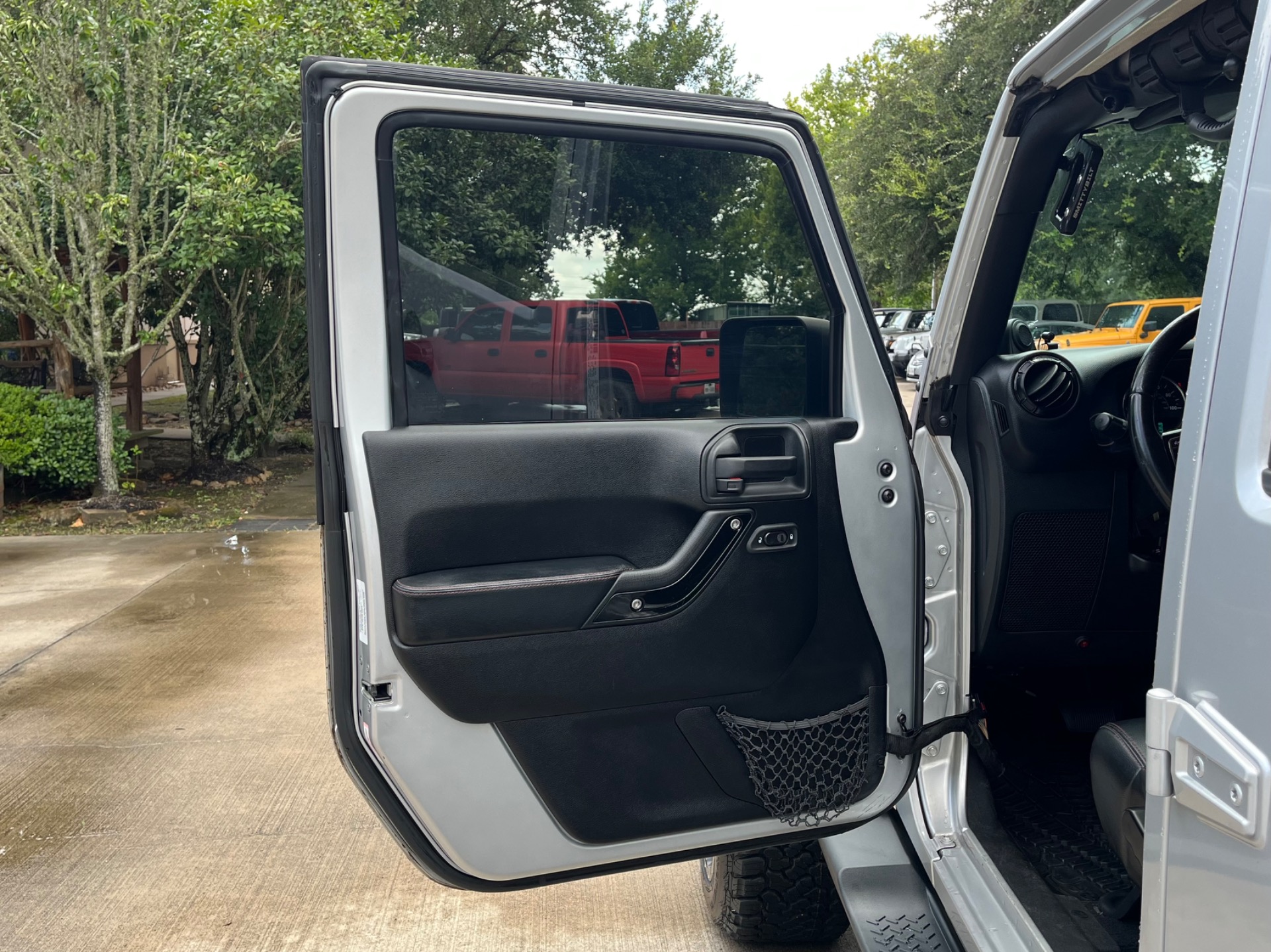 Used-2012-Jeep-Wrangler-Unlimited-Sahara (12)