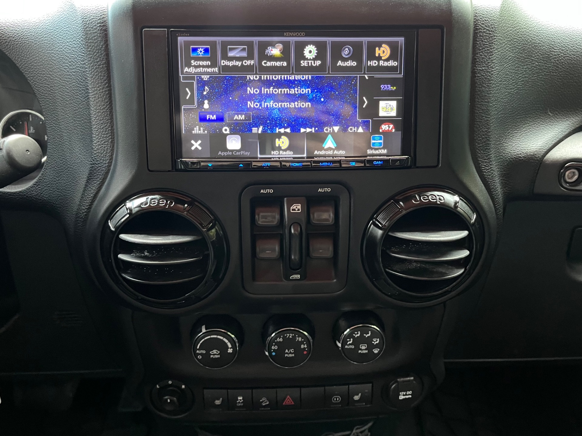 Used-2012-Jeep-Wrangler-Unlimited-Sahara (16)