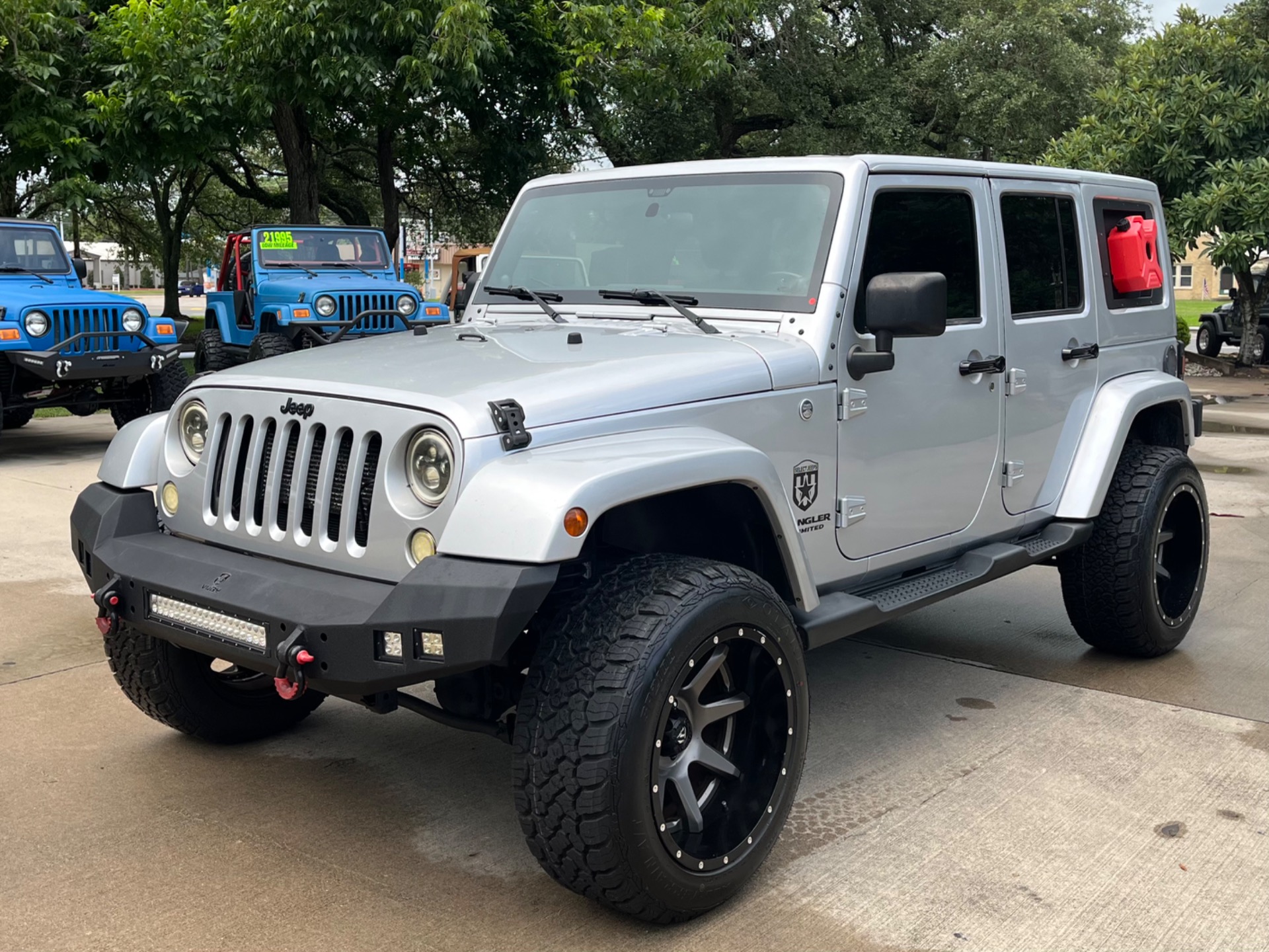 Used-2012-Jeep-Wrangler-Unlimited-Sahara (2)
