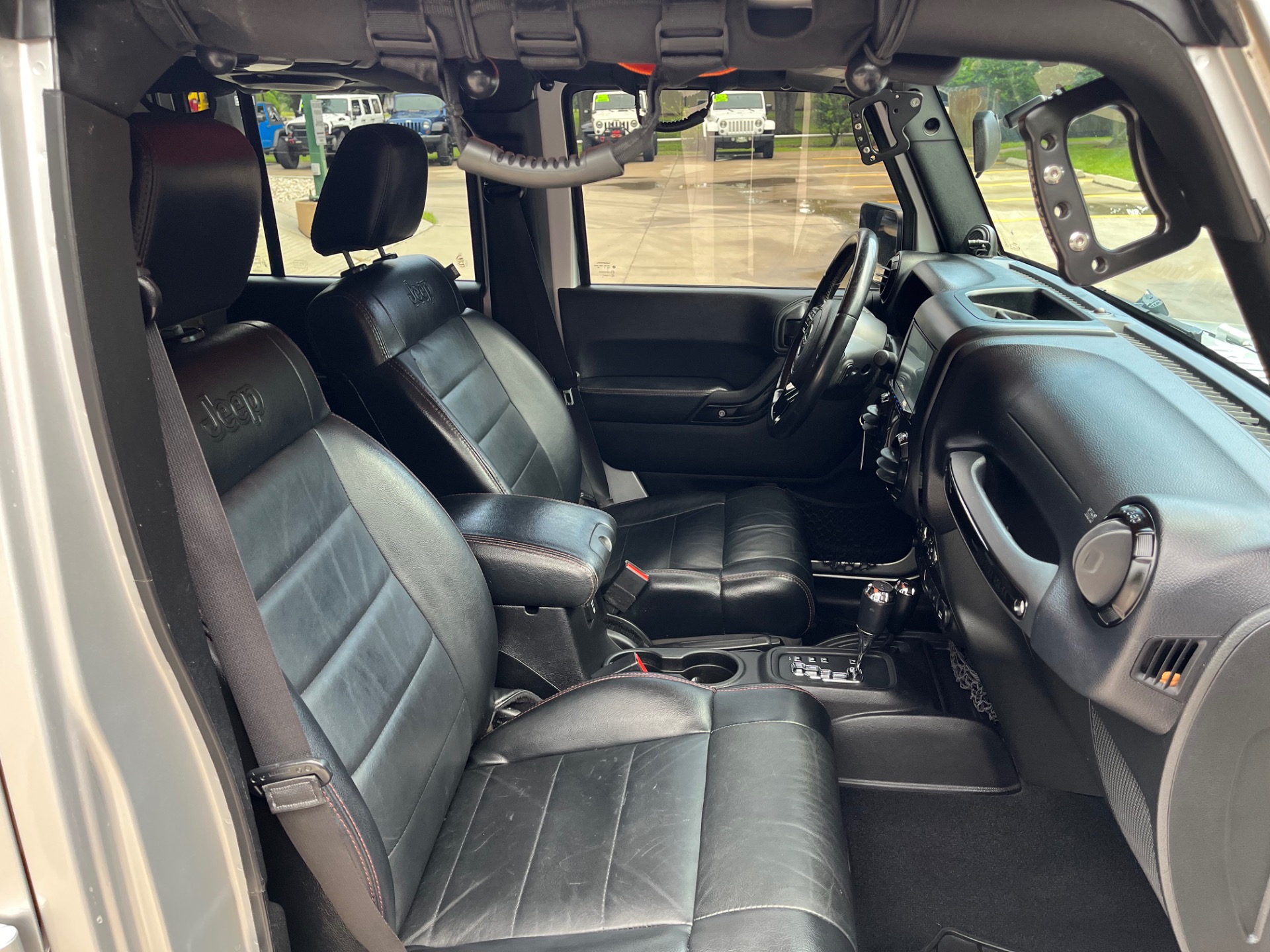 Used-2012-Jeep-Wrangler-Unlimited-Sahara (21)