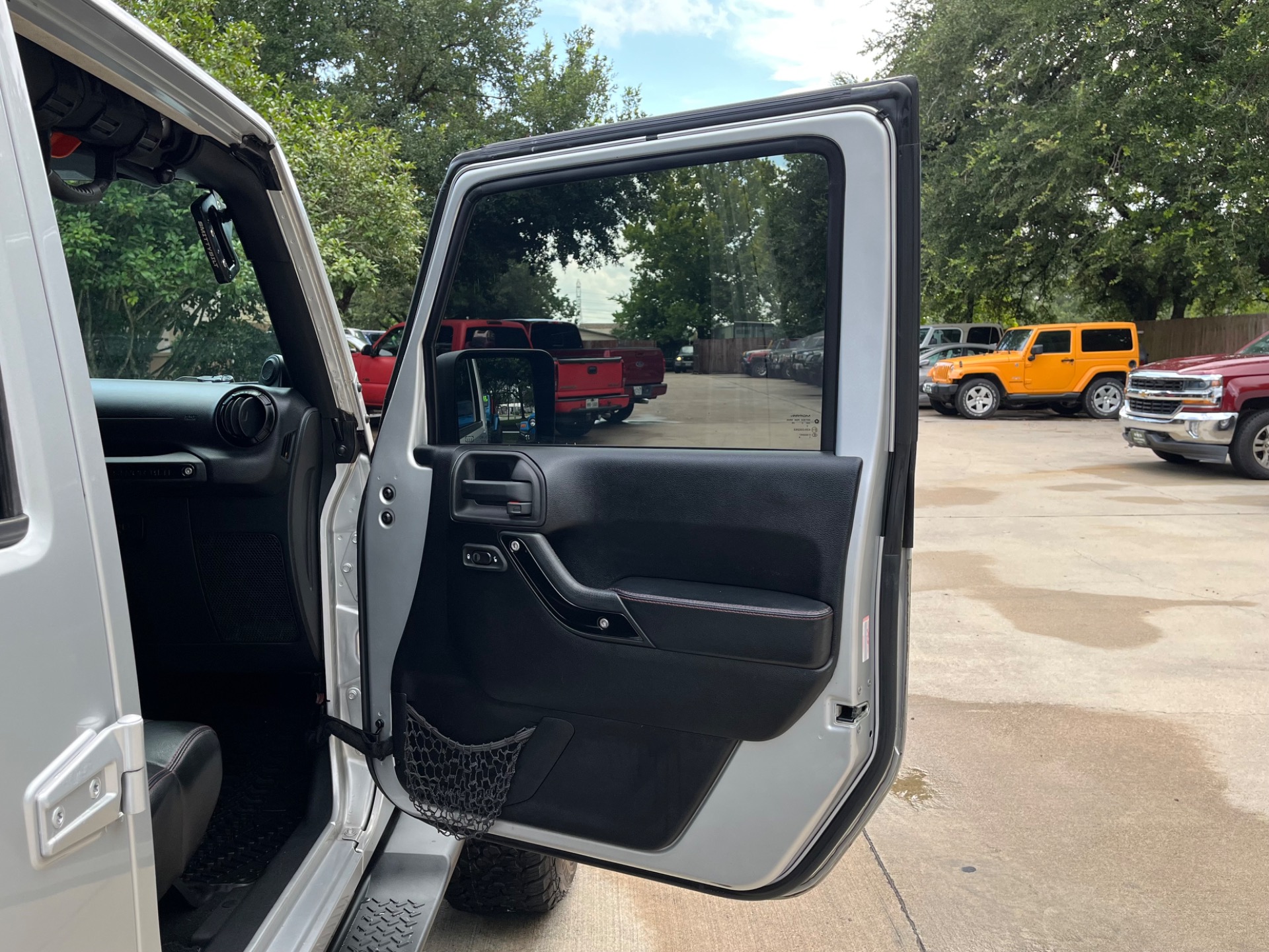 Used-2012-Jeep-Wrangler-Unlimited-Sahara (22)