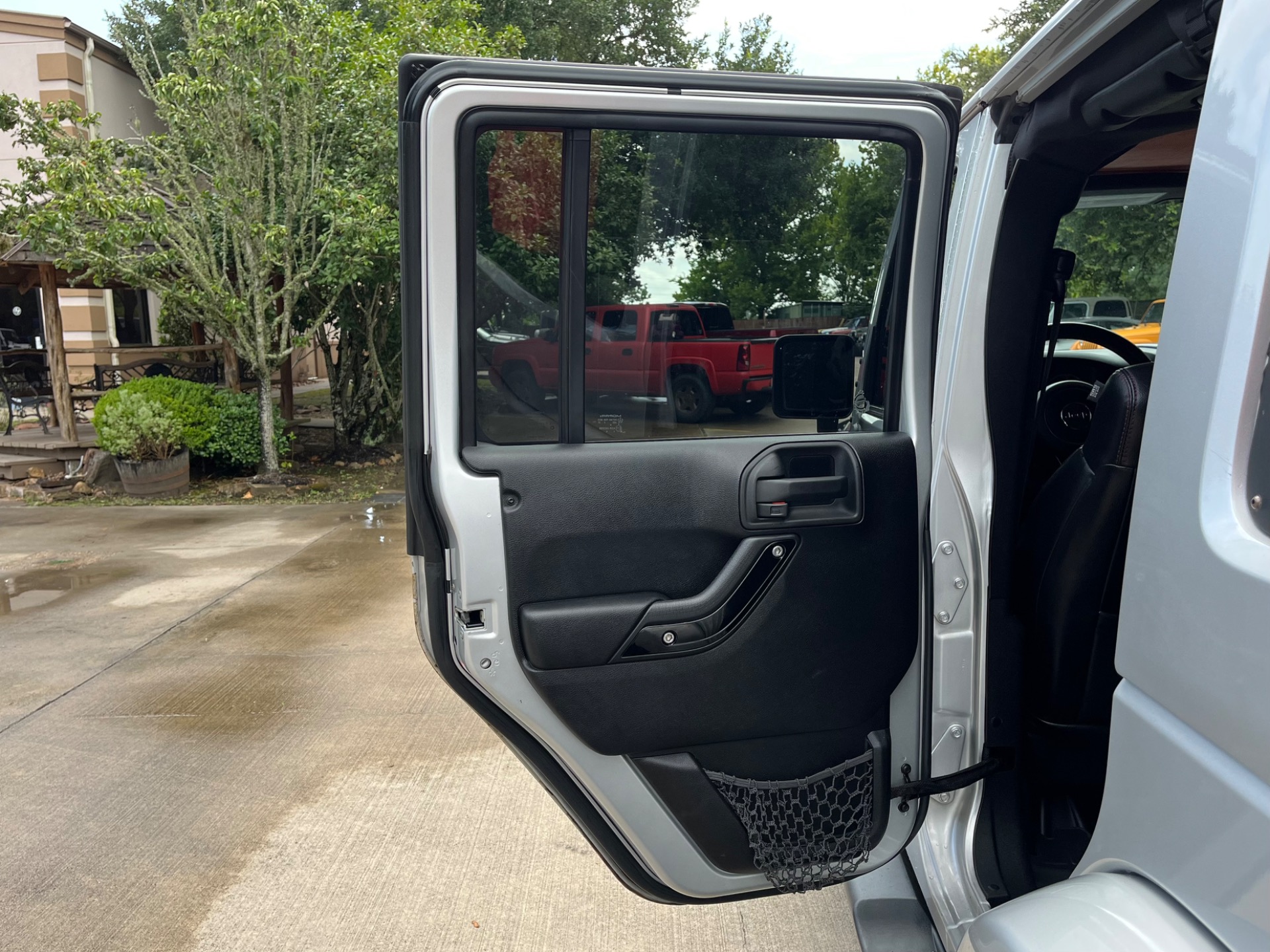 Used-2012-Jeep-Wrangler-Unlimited-Sahara (23)