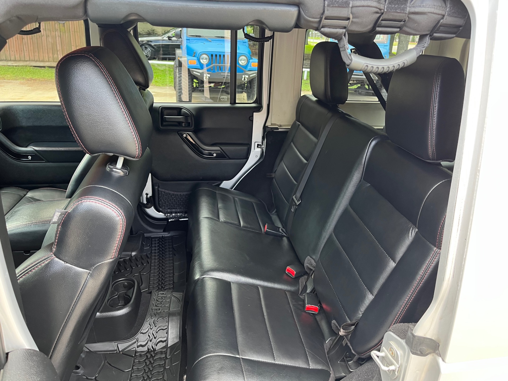 Used-2012-Jeep-Wrangler-Unlimited-Sahara (24)