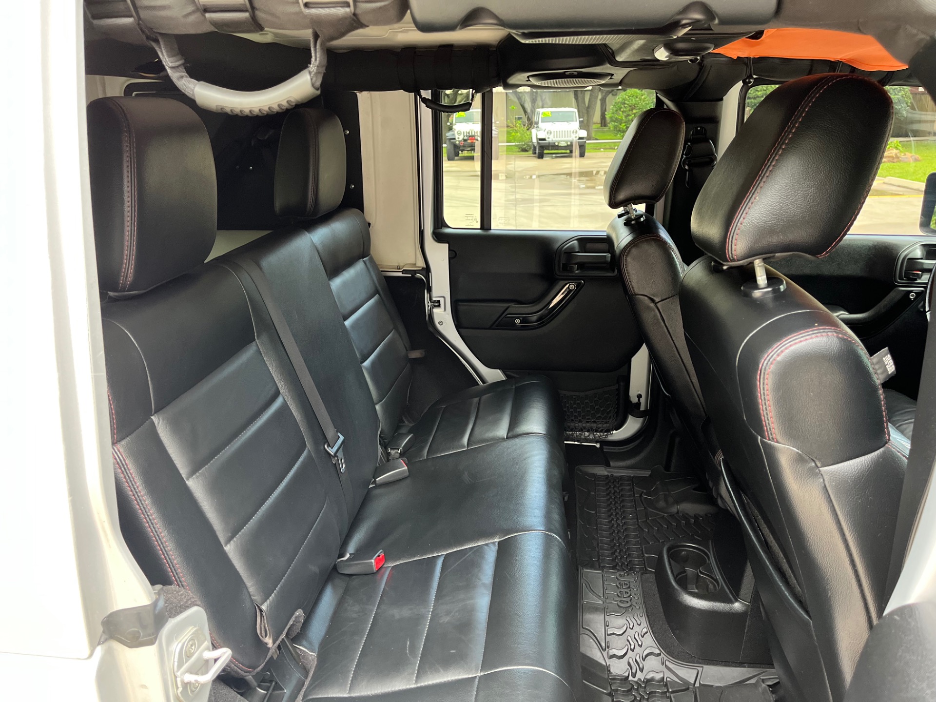 Used-2012-Jeep-Wrangler-Unlimited-Sahara (27)