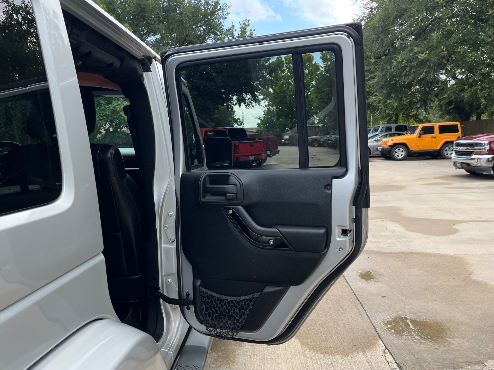 Used-2012-Jeep-Wrangler-Unlimited-Sahara (28)