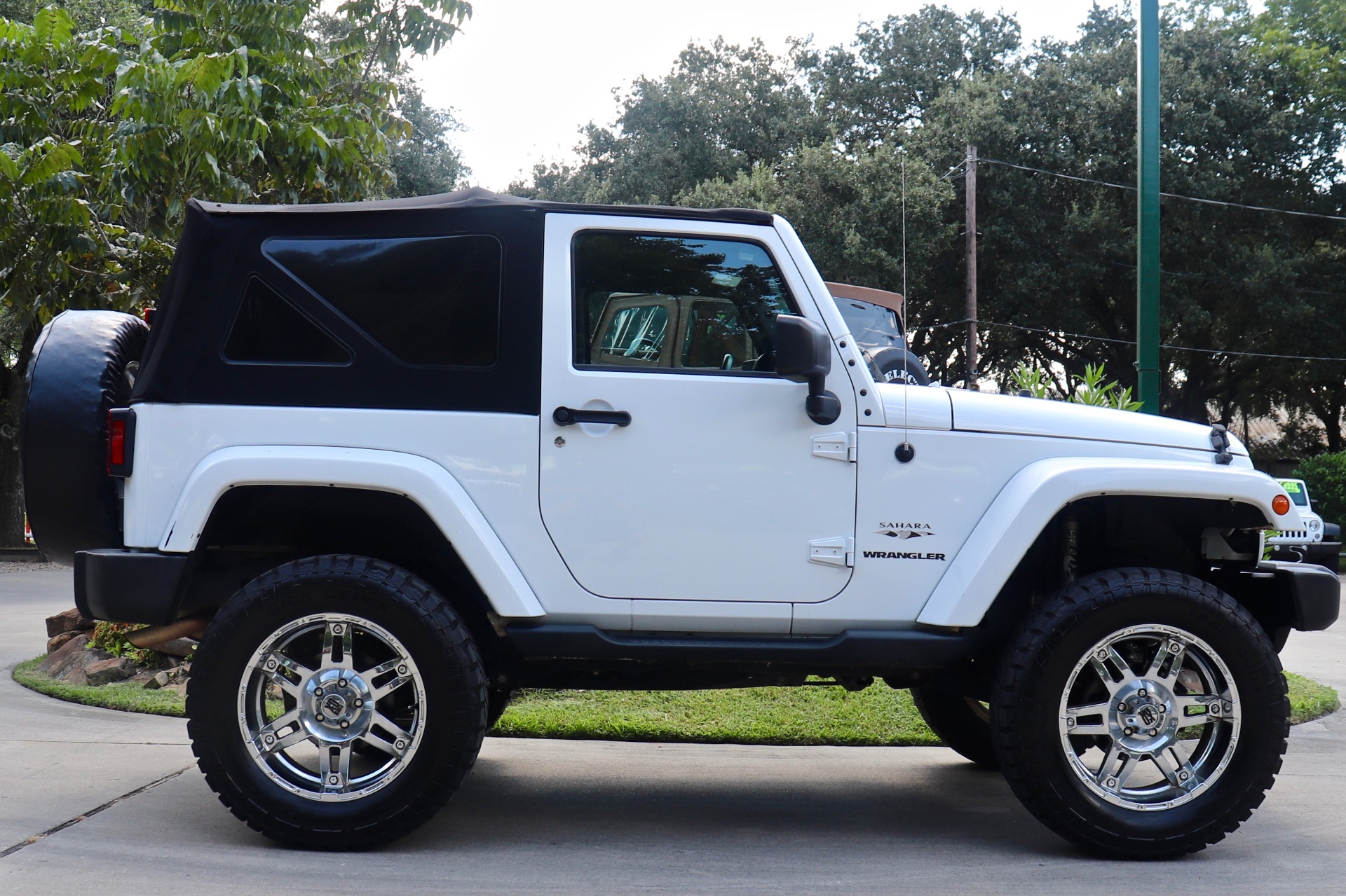 Used-2016-Jeep-Wrangler-Sahara (14)