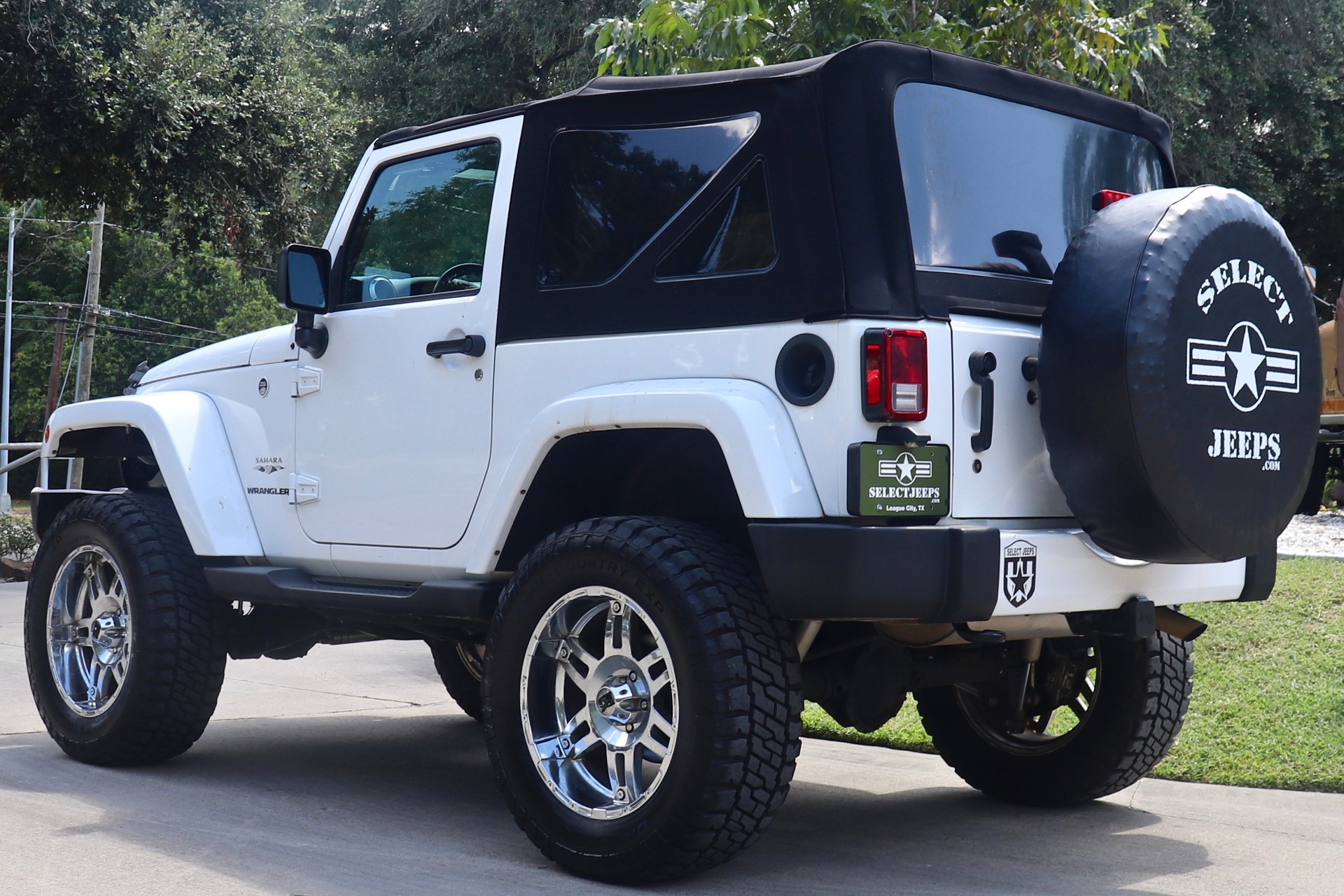 Used-2016-Jeep-Wrangler-Sahara (2)