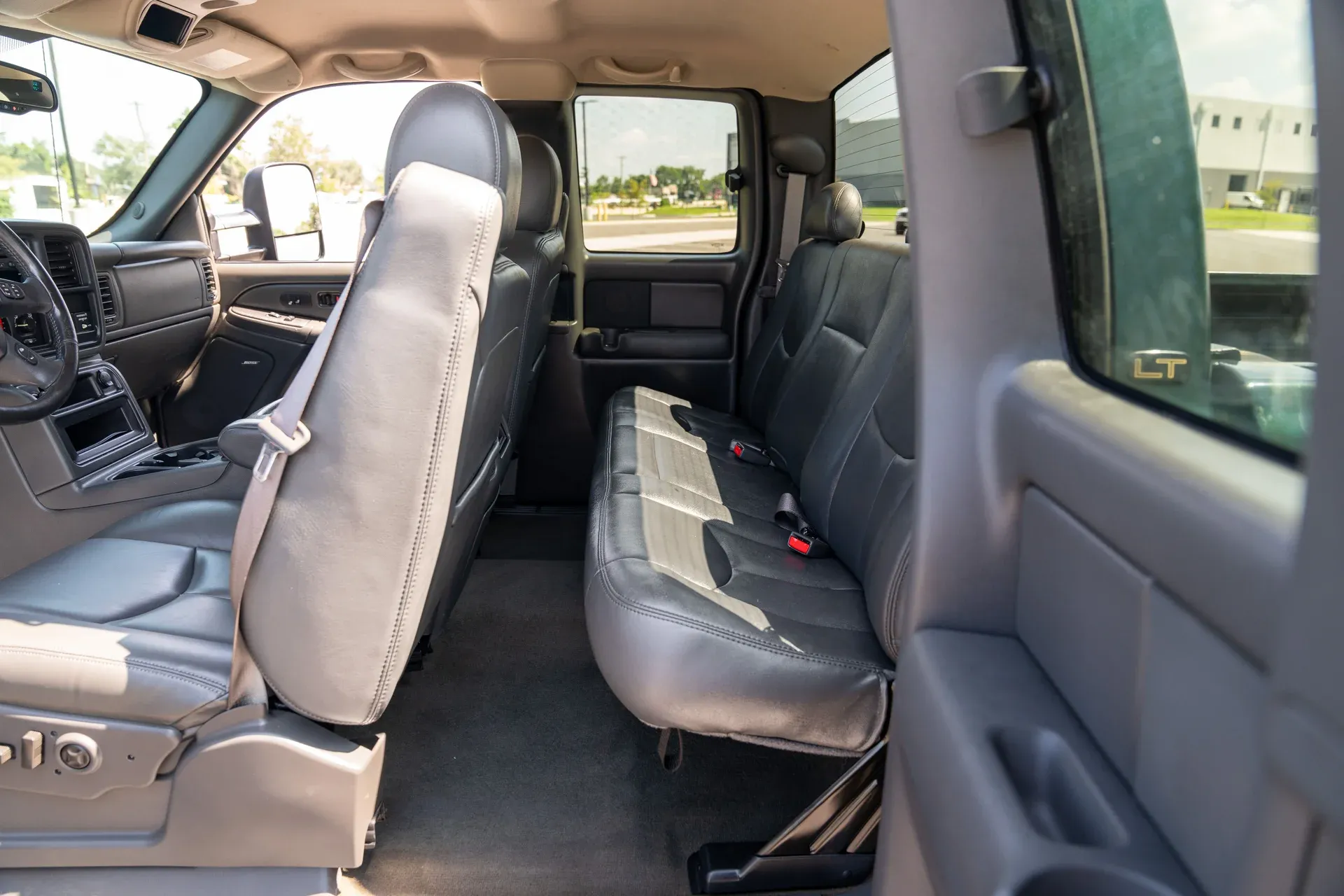 imgi_100_2004-chevrolet-silverado-2500hd-ext-cab-143-5-wb-4wd-lt