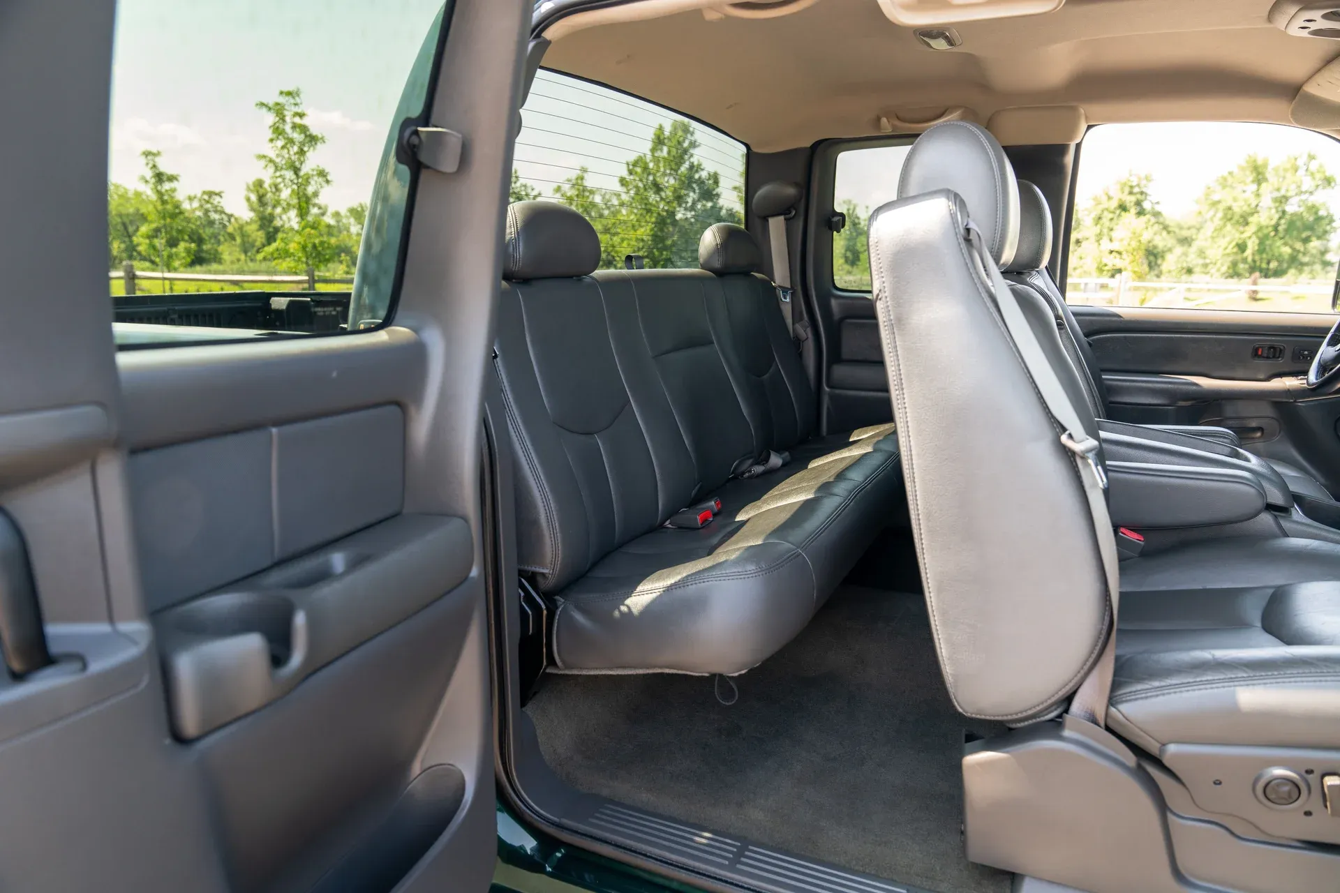 imgi_112_2004-chevrolet-silverado-2500hd-ext-cab-143-5-wb-4wd-lt