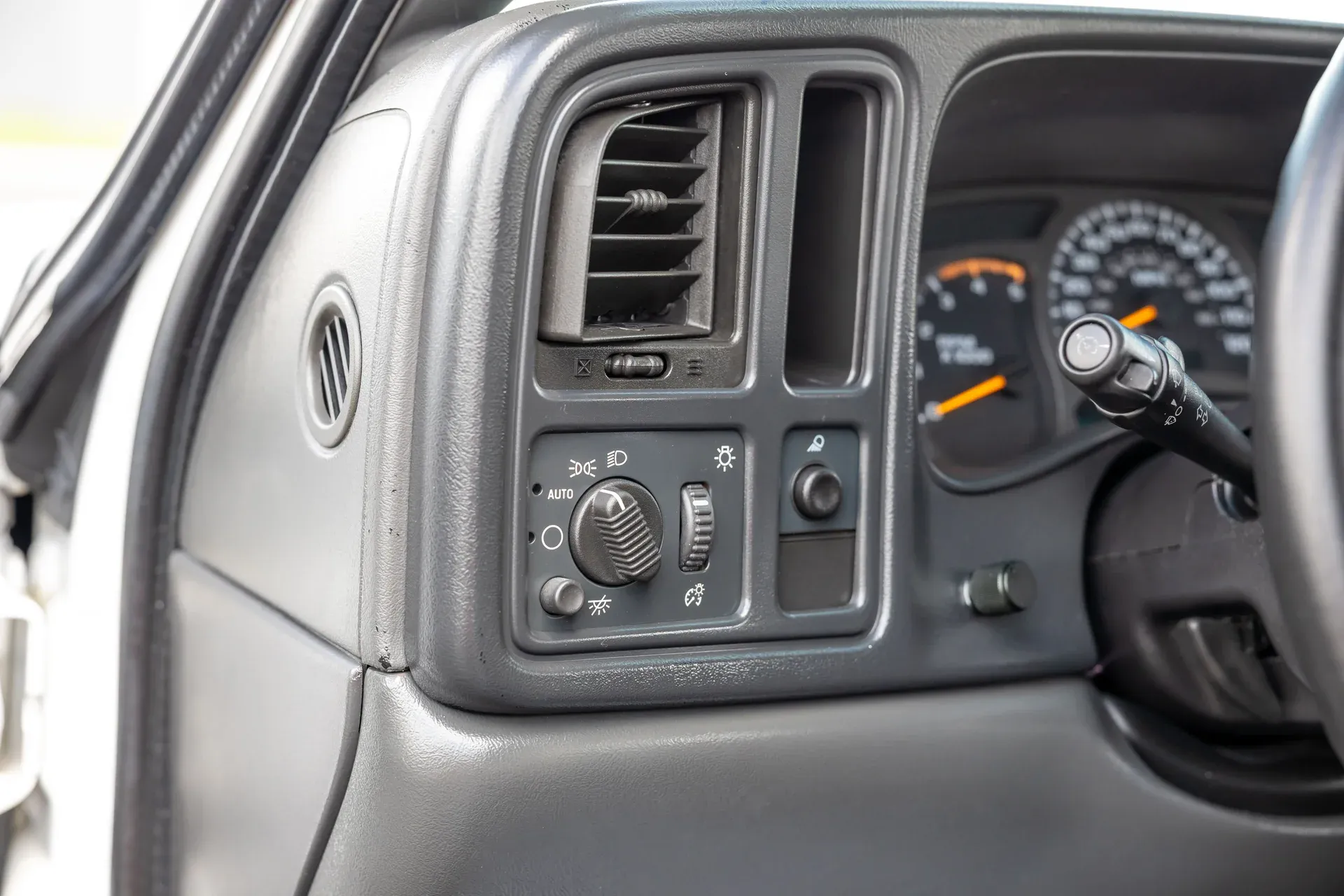 imgi_120_2003-chevrolet-silverado-3500-crew-cab-167-wb-4wd-drw