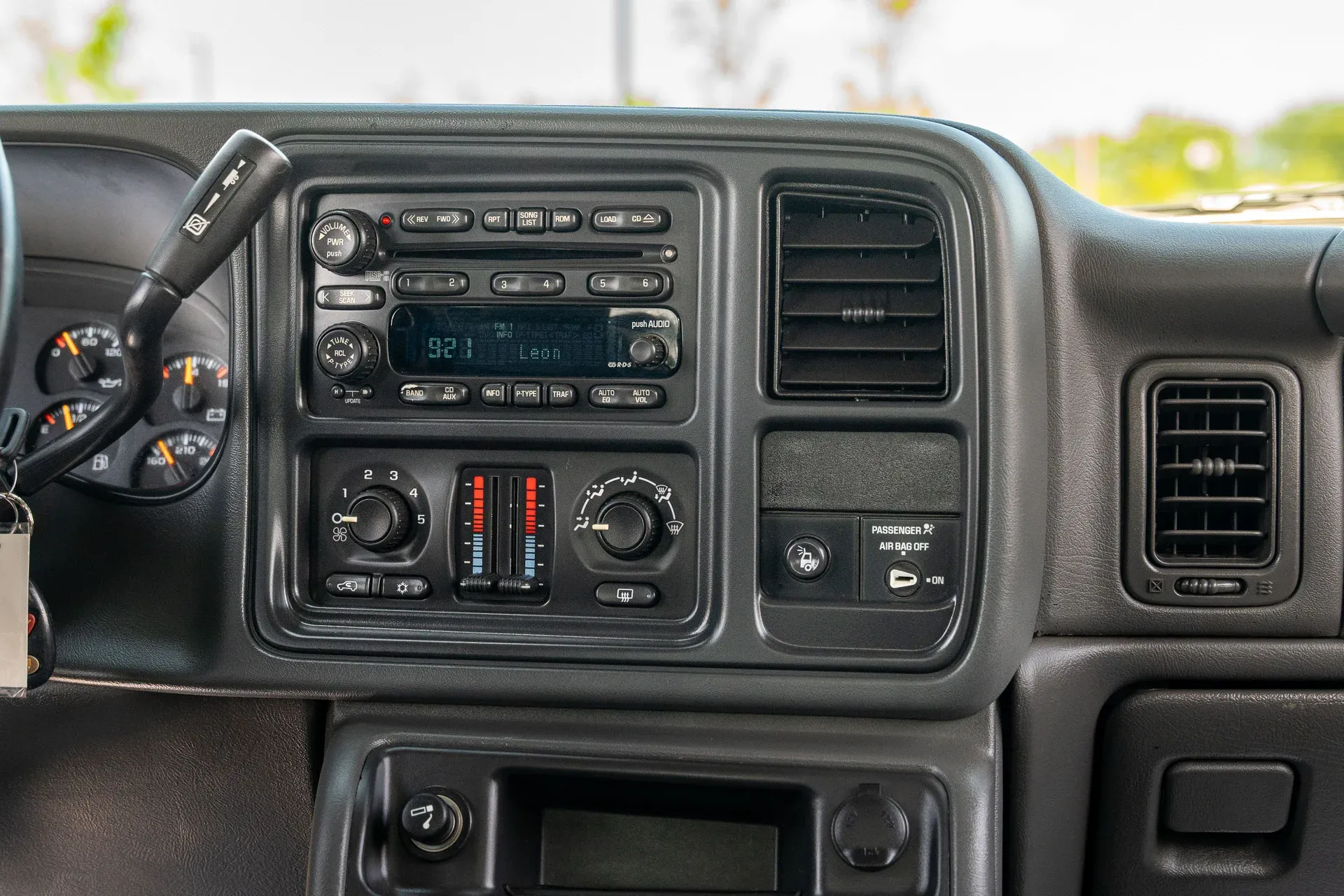 imgi_120_2004-chevrolet-silverado-2500hd-ext-cab-143-5-wb-4wd-lt
