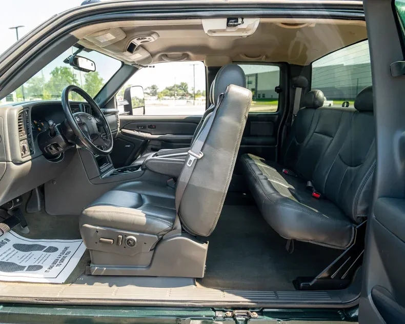 imgi_37_2004-chevrolet-silverado-2500hd-ext-cab-143-5-wb-4wd-lt