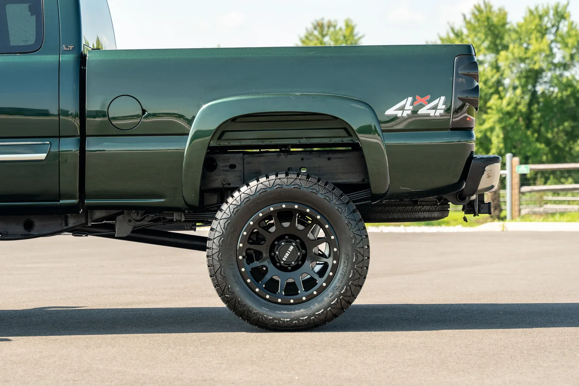 imgi_76_2004-chevrolet-silverado-2500hd-ext-cab-143-5-wb-4wd-lt