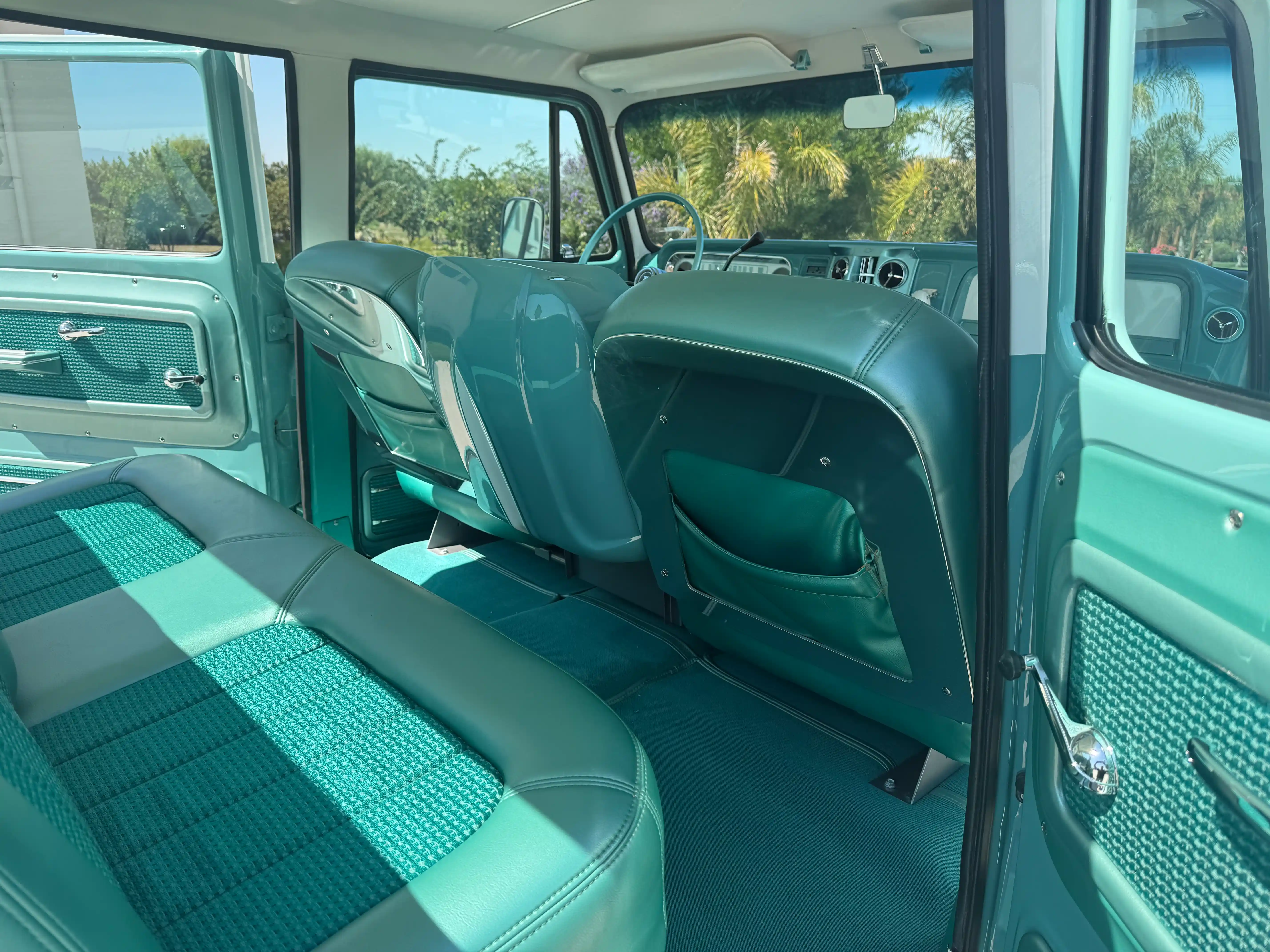 1966-Chevy-crew-cab-4-door-4x4-custom-for-sale-08