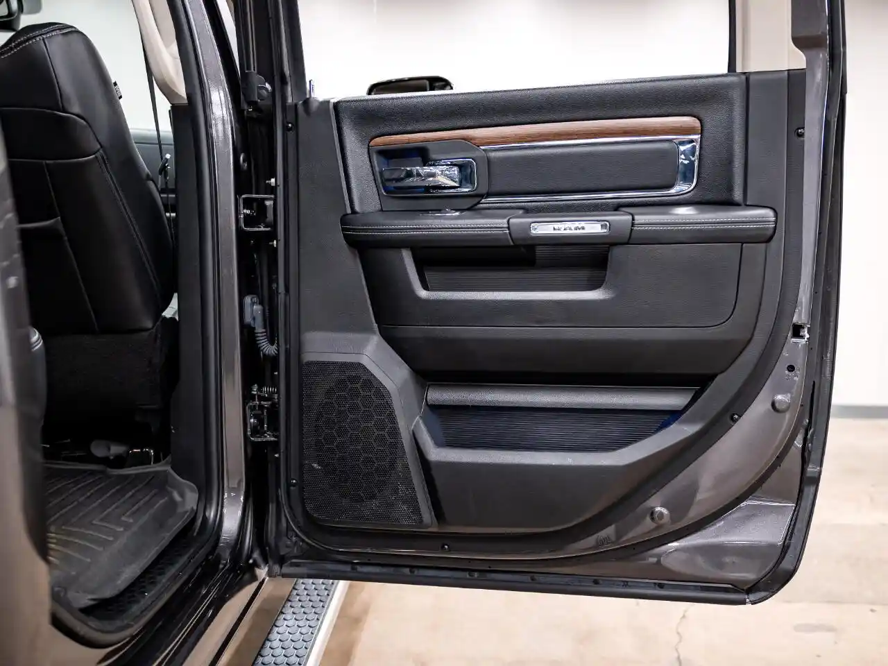 2018-ram-2500-laramie-crew-cab-for-sale-lakewood-co-57