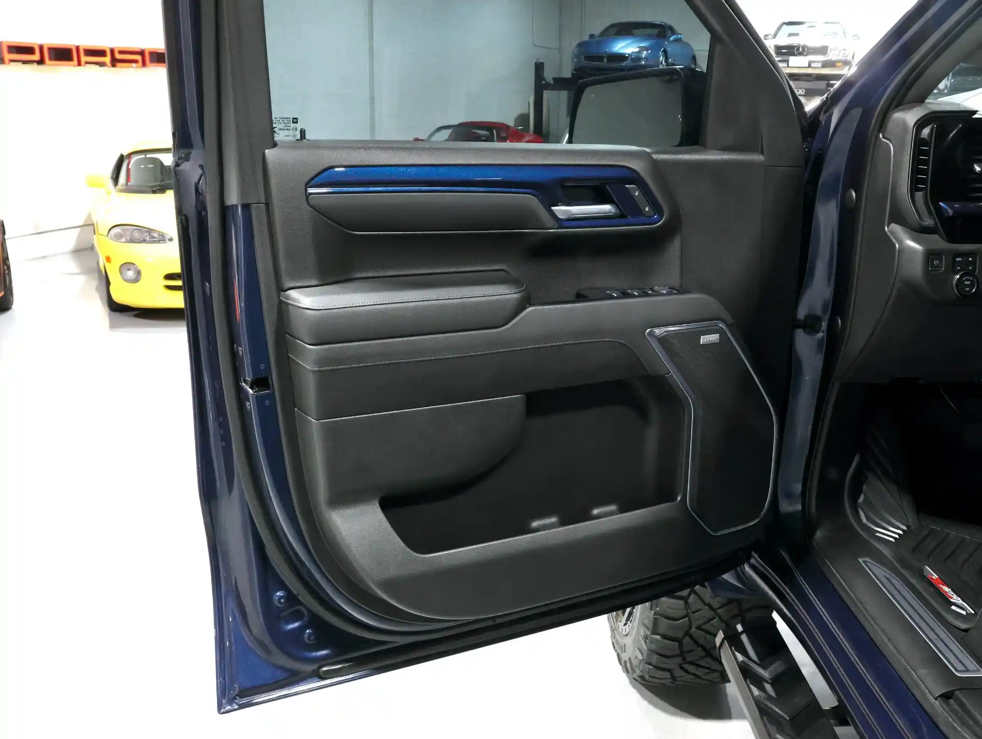 2022-chevrolet-silverado-1500-lt-trail-boss-rough-country-for-sale-addison-il-20