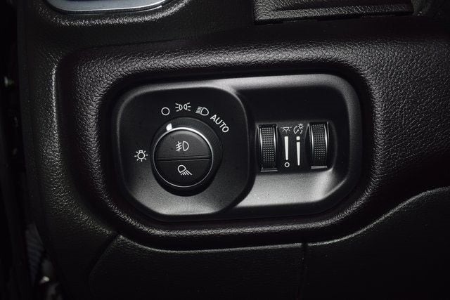 2023-ram-2500-laramie-level-b-night (20)