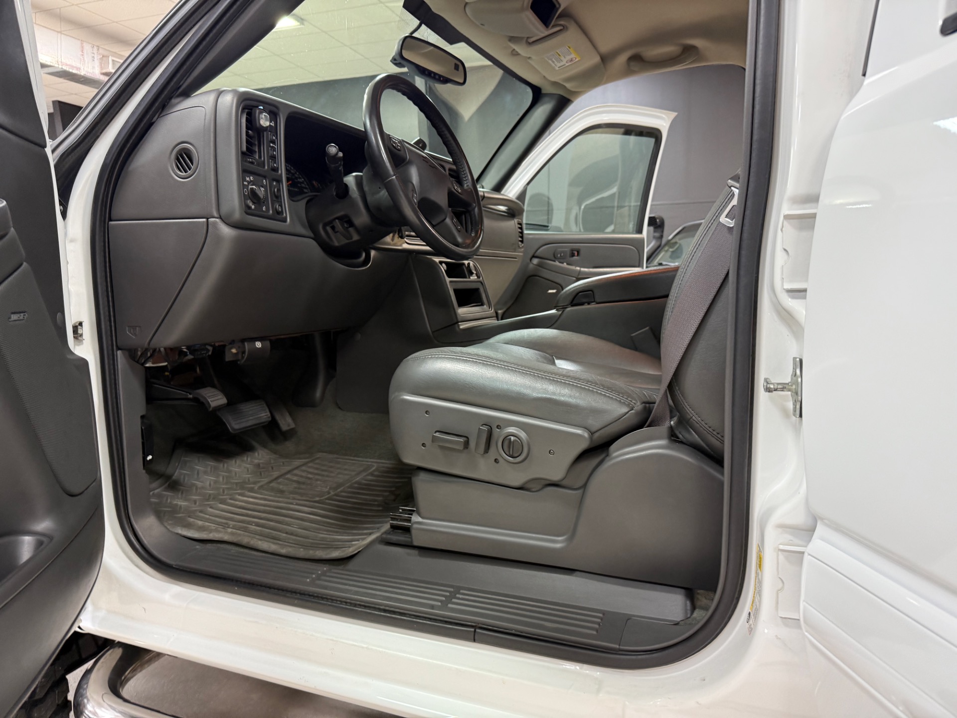 Used-2006-Chevrolet-Silverado-2500HD-DURAMAX-4X4-LT-20K-MILES-1757630273 (1)