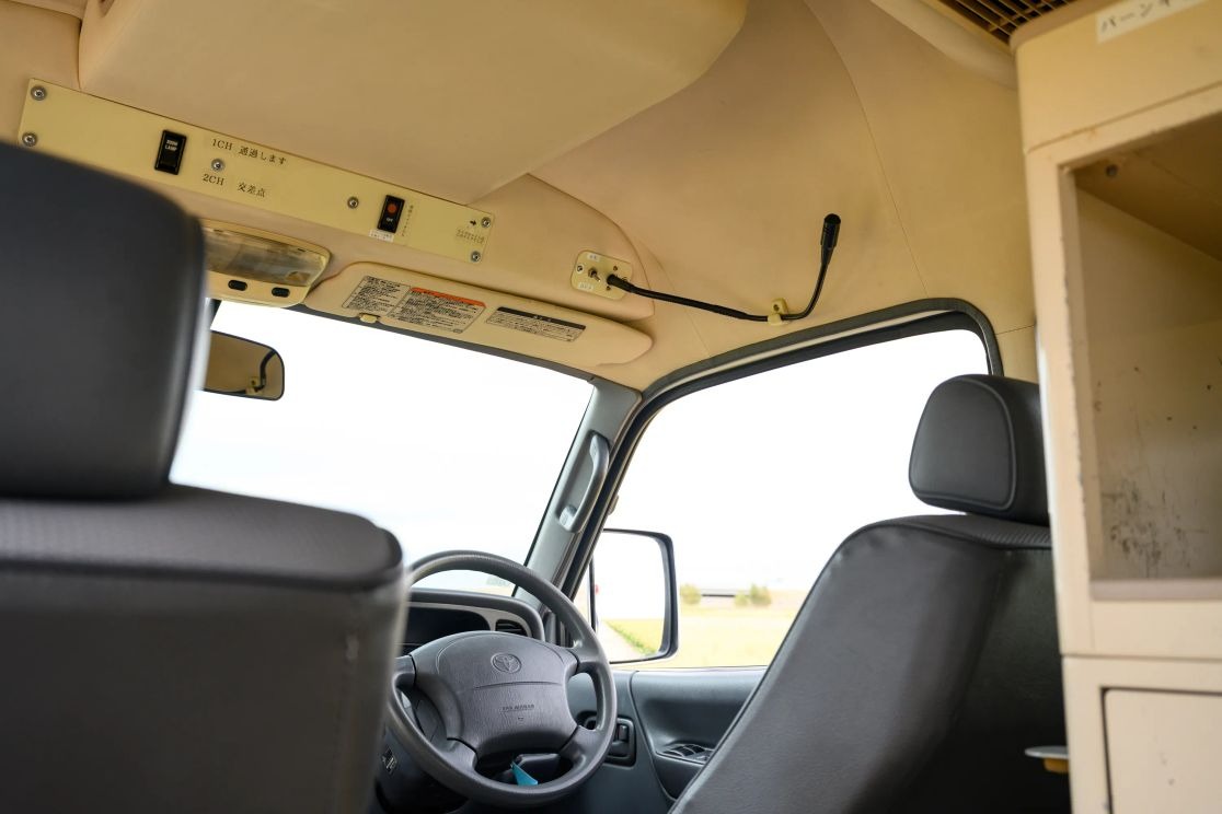 1999-toyota-hiace-ambulance (42)